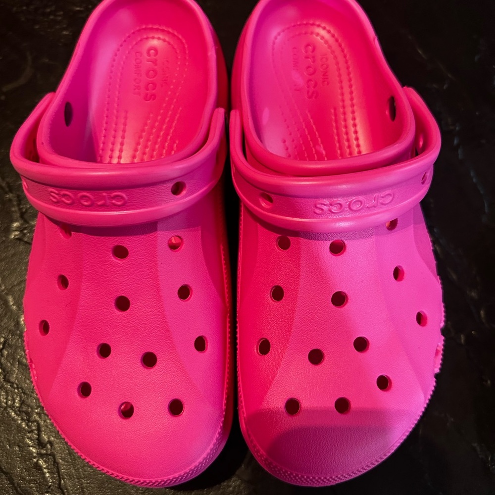 CROCS BAYA PLATFORM CLOG ELECTRIC PINK SIZE 10 
NEW NEVER WORN
